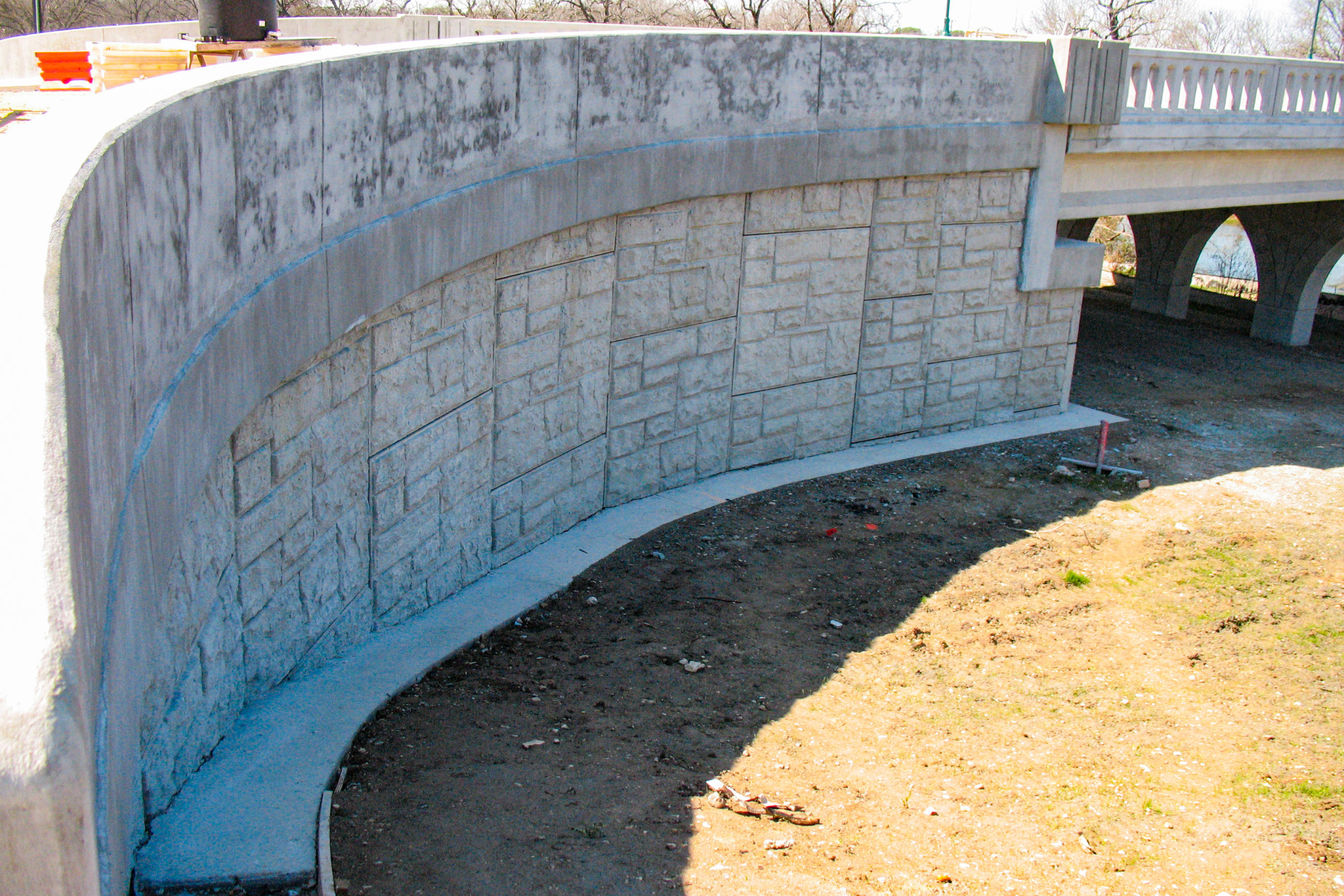 Bridge wall College Street Bridge at the San Gabriel River